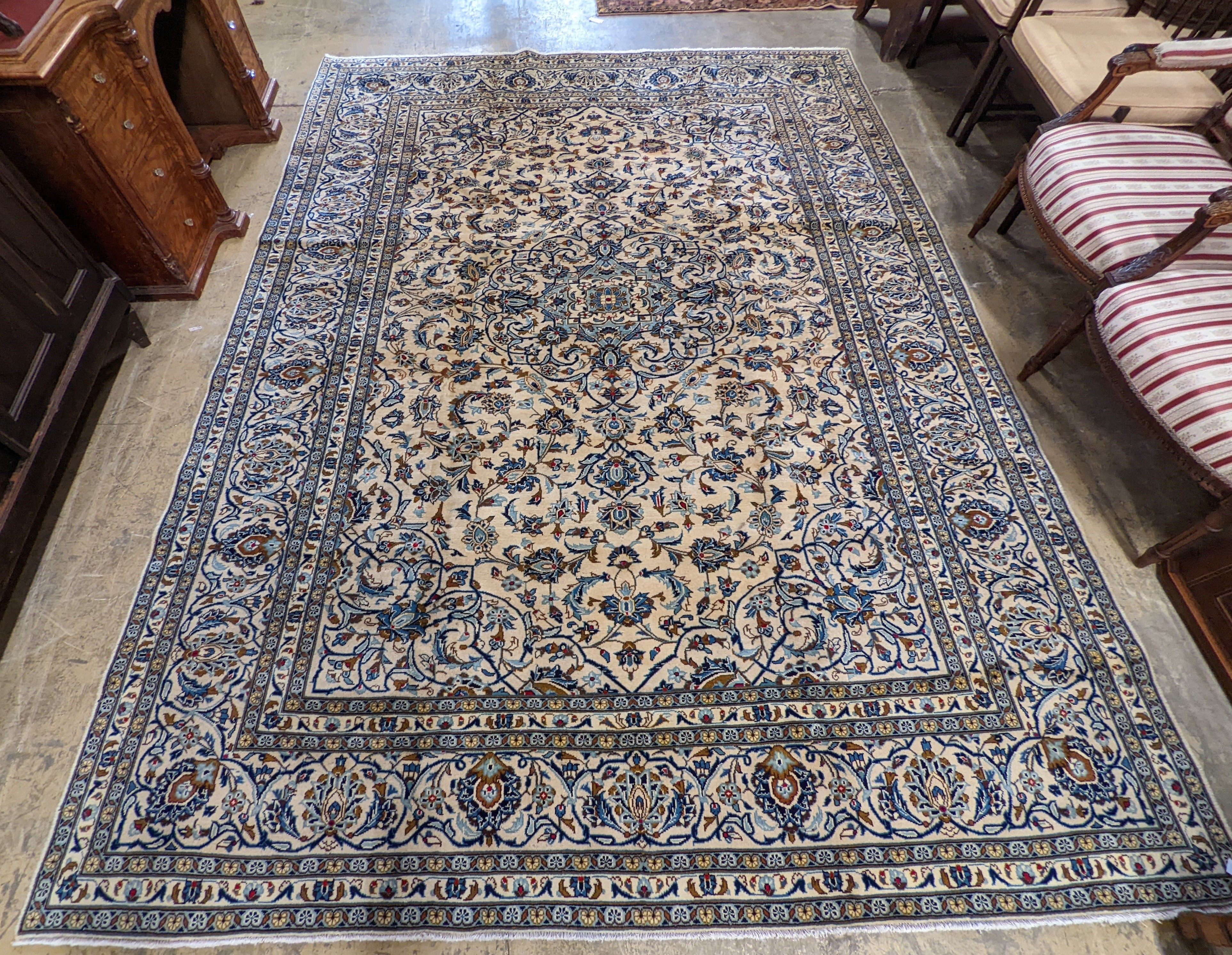 A Kashan carpet, 338 x 247cm